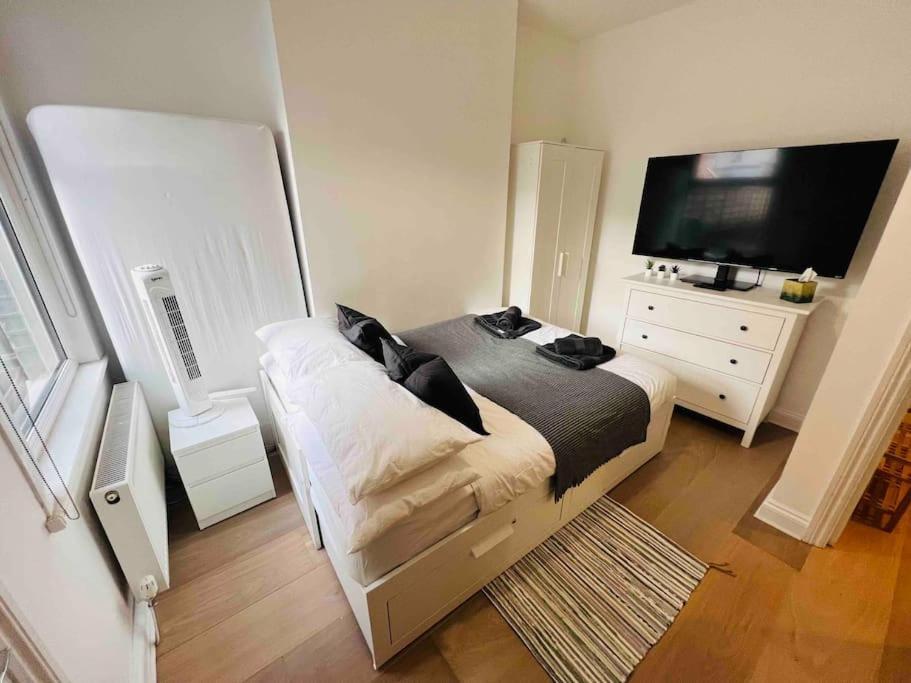 Lovely 2 Bedroom Ground Floor Flat With Garden. London Bagian luar foto