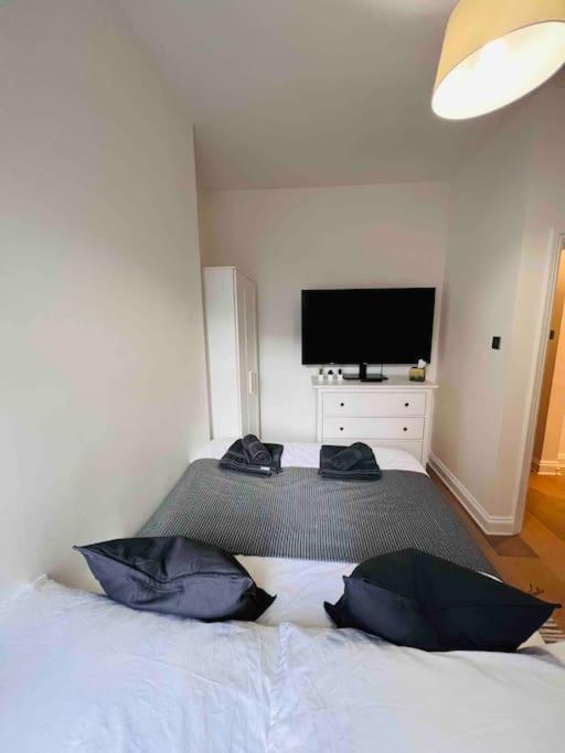 Lovely 2 Bedroom Ground Floor Flat With Garden. London Bagian luar foto