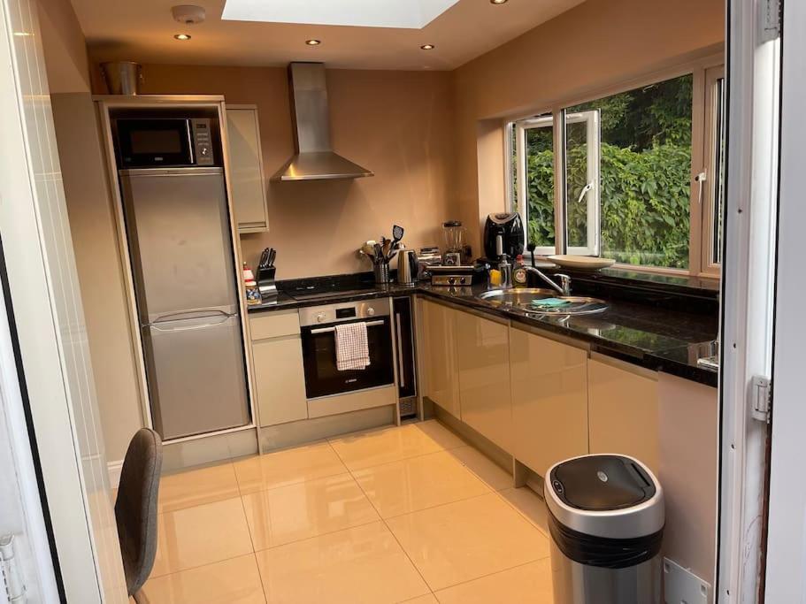 Lovely 2 Bedroom Ground Floor Flat With Garden. London Bagian luar foto