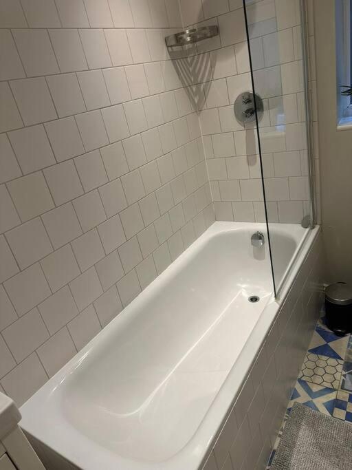 Lovely 2 Bedroom Ground Floor Flat With Garden. London Bagian luar foto