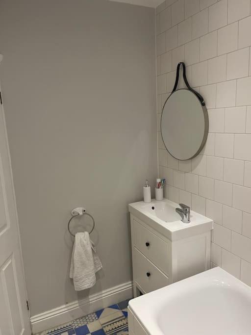 Lovely 2 Bedroom Ground Floor Flat With Garden. London Bagian luar foto