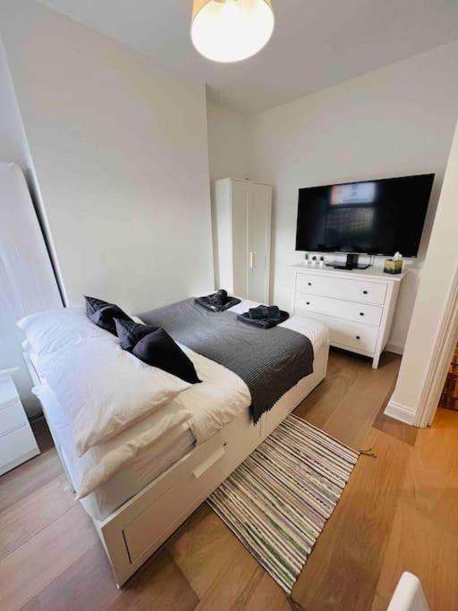 Lovely 2 Bedroom Ground Floor Flat With Garden. London Bagian luar foto