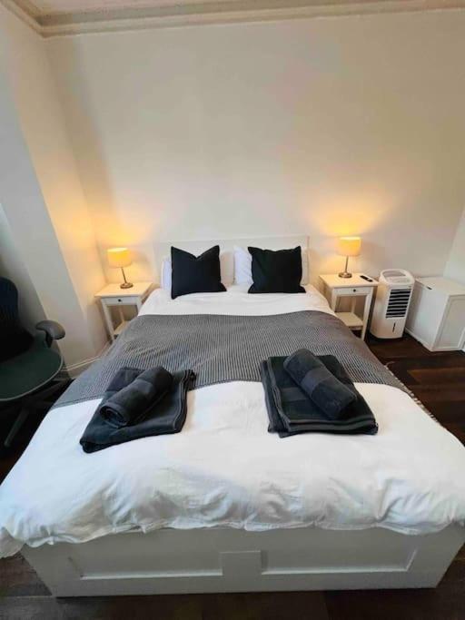 Lovely 2 Bedroom Ground Floor Flat With Garden. London Bagian luar foto