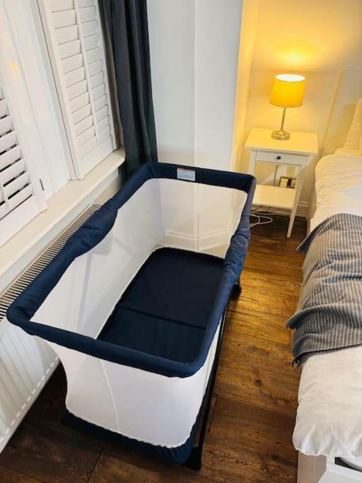 Lovely 2 Bedroom Ground Floor Flat With Garden. London Bagian luar foto
