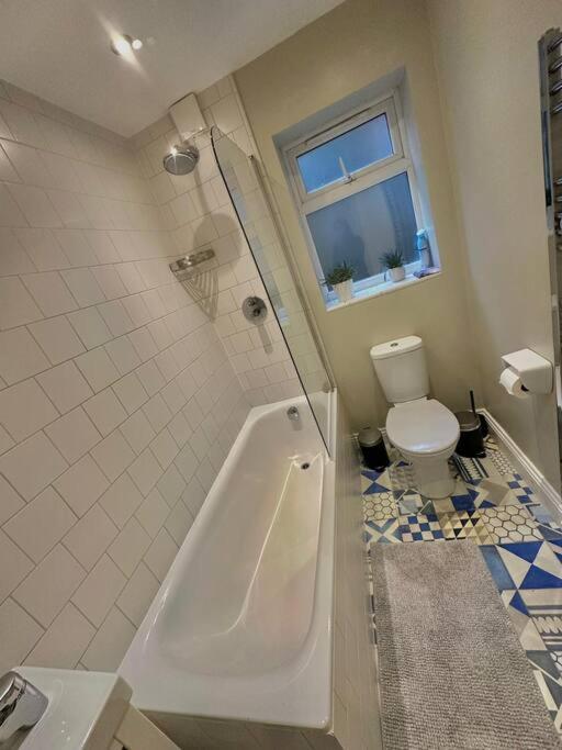Lovely 2 Bedroom Ground Floor Flat With Garden. London Bagian luar foto