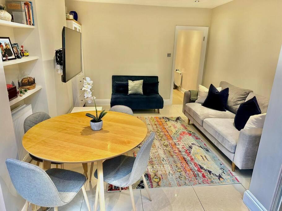 Lovely 2 Bedroom Ground Floor Flat With Garden. London Bagian luar foto