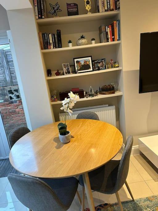 Lovely 2 Bedroom Ground Floor Flat With Garden. London Bagian luar foto
