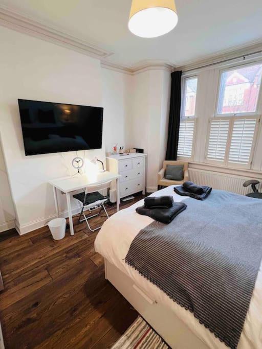 Lovely 2 Bedroom Ground Floor Flat With Garden. London Bagian luar foto