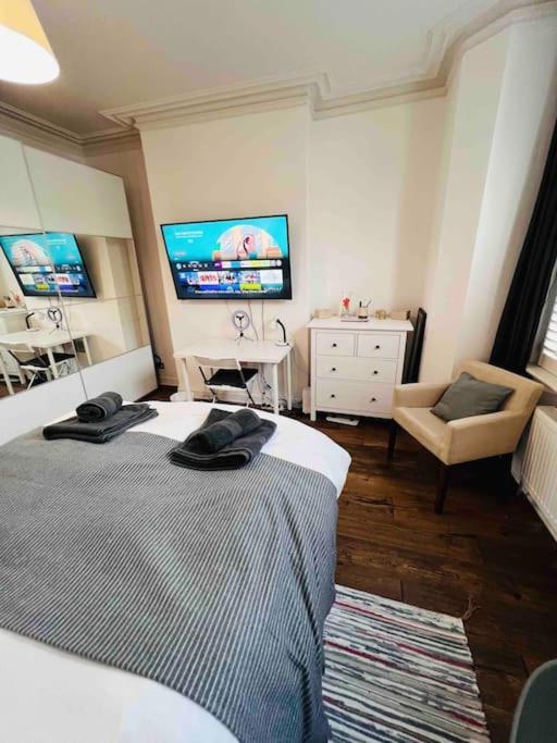 Lovely 2 Bedroom Ground Floor Flat With Garden. London Bagian luar foto